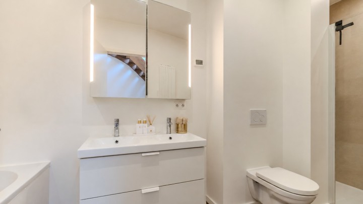 Minimalistische badkamer met Rituals-producten.png