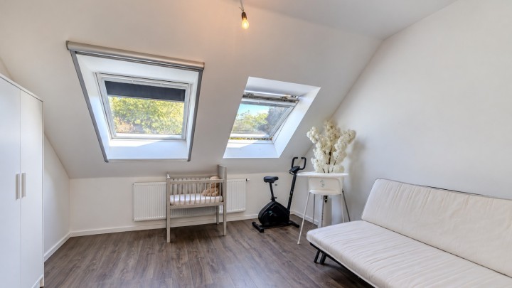 Opgeruimde Scandinavische zolderkamer.png