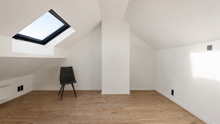 Minimalistische zolderkamer met stoel.png